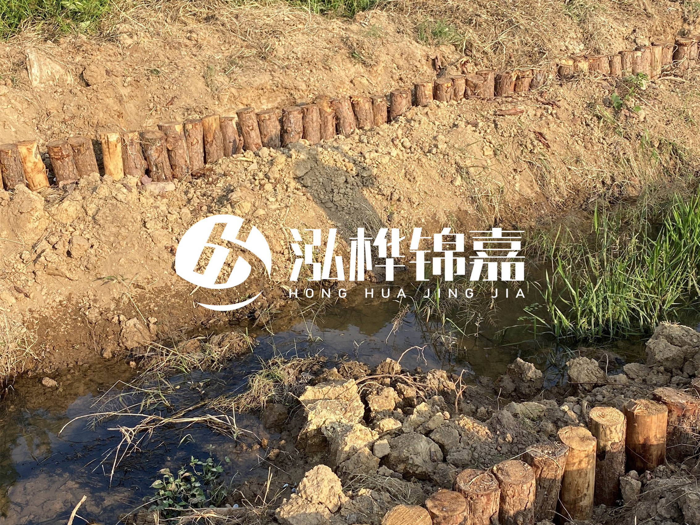 防汛木樁價格中的施工費如何計算？水下打樁和陸地打樁費用差異？