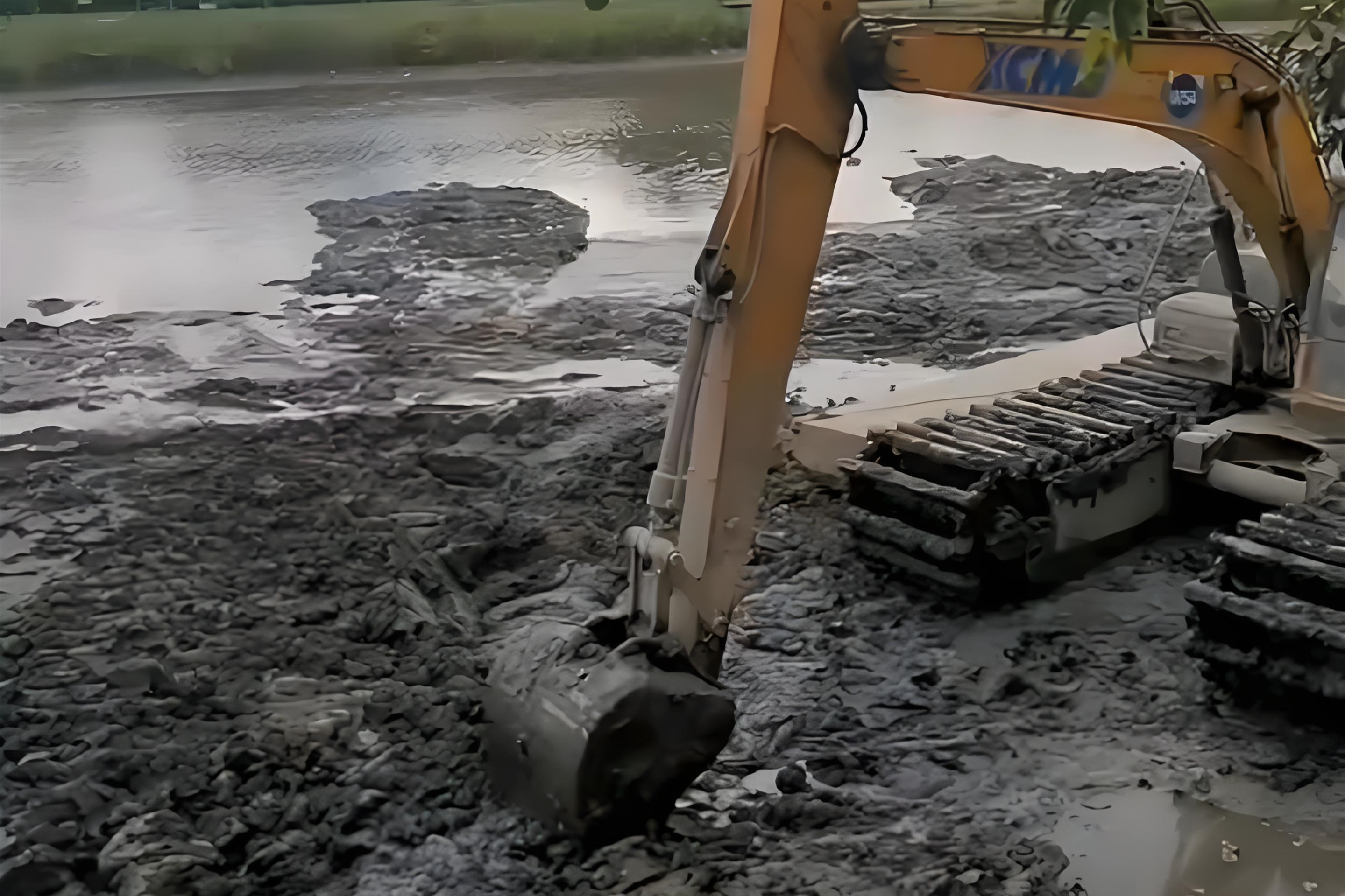 江西水挖清淤團(tuán)隊(duì)泓樺錦嘉-水上挖機(jī)清淤要避開(kāi)汛期嗎？