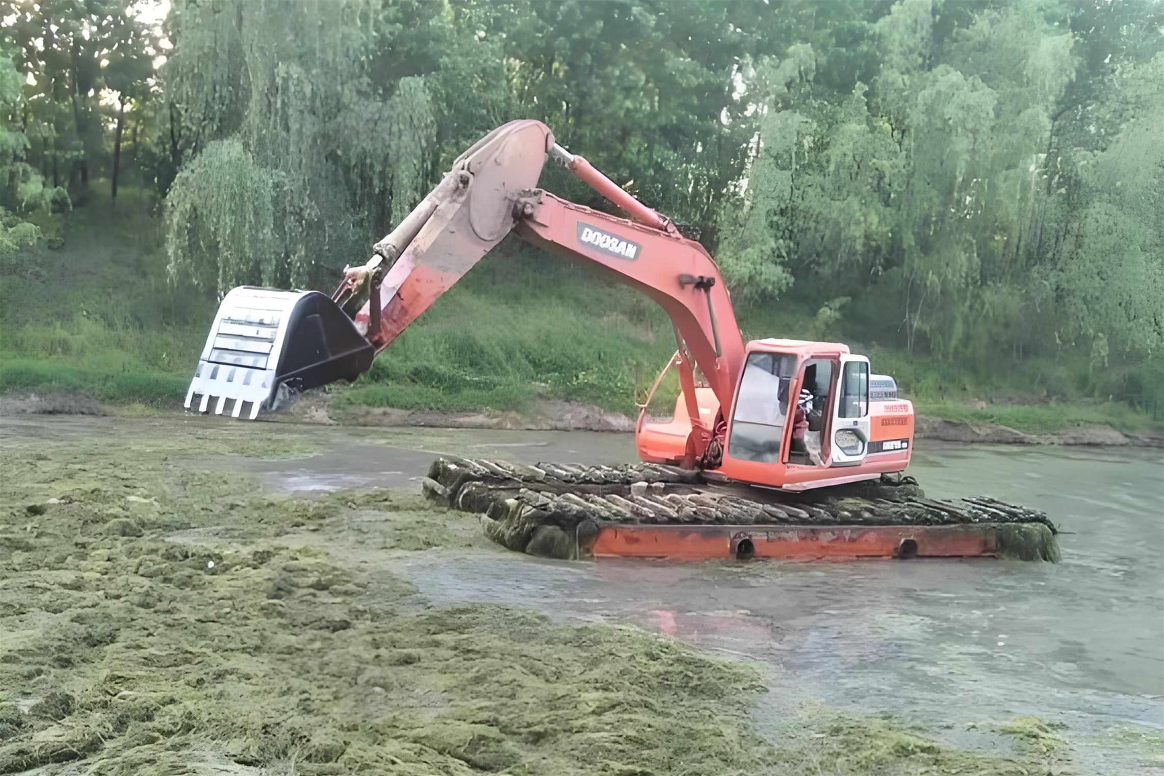 廣西南寧挖機(jī)清淤施工隊(duì)-沼澤清淤怎樣防止挖掘機(jī)下陷？