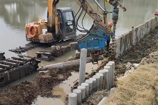 水泥樁批發(fā)廠家泓樺錦嘉-水泥仿木樁適合用于河道護(hù)坡嗎？