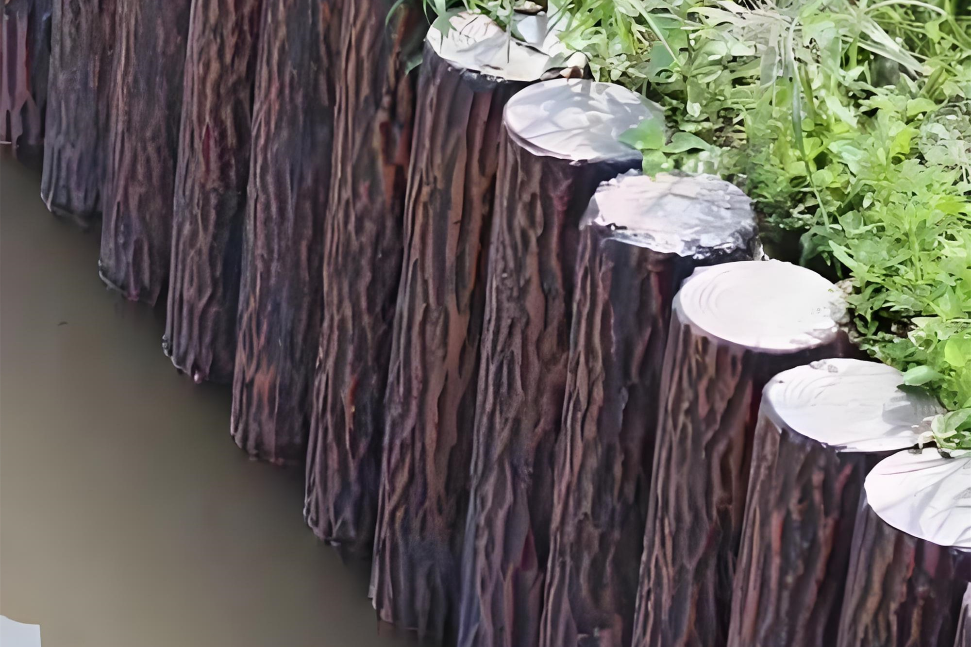 水泥樁批發(fā)廠家泓樺錦嘉-水泥仿木樁的顏色會(huì)褪色嗎？