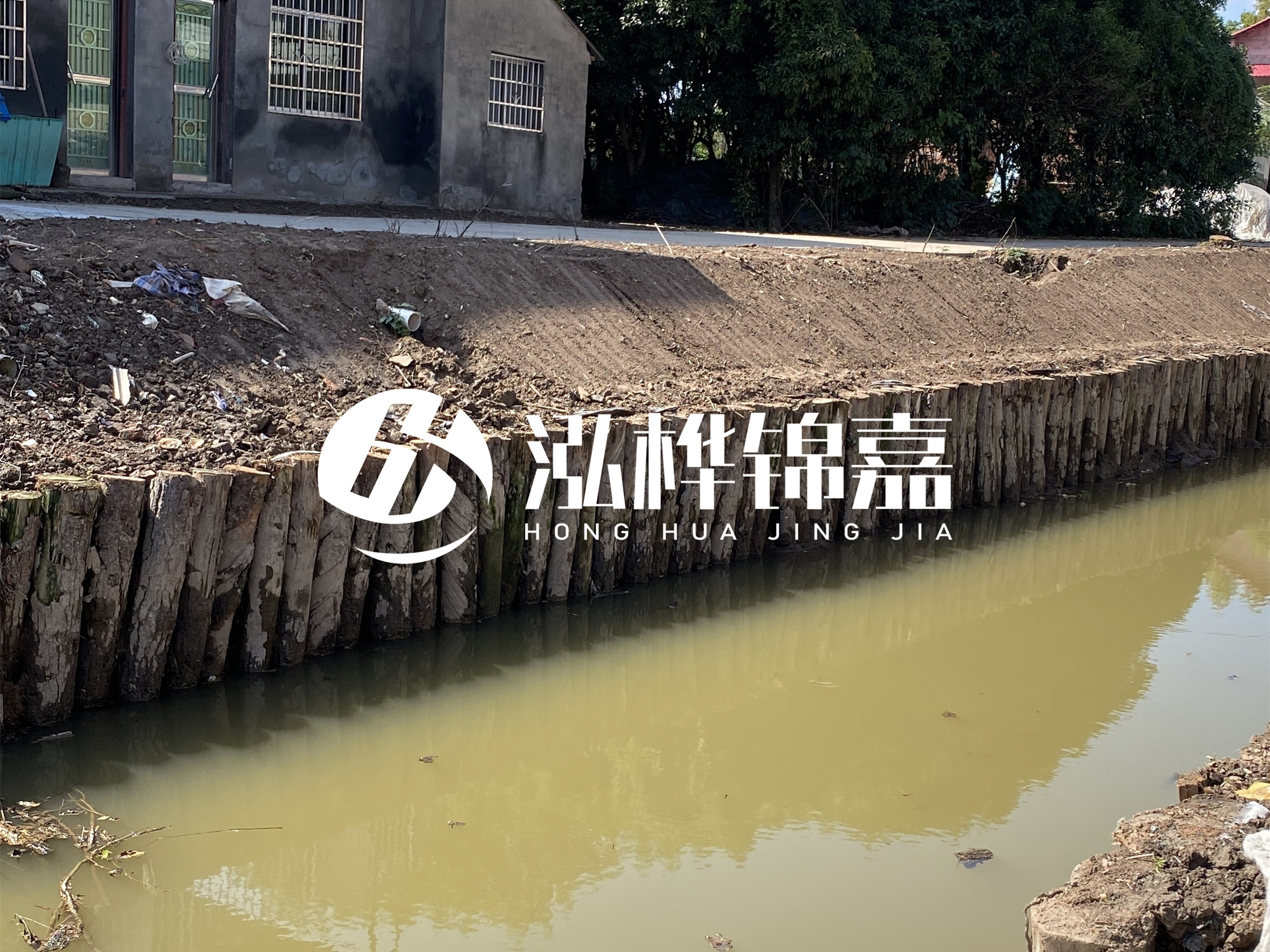 松木樁批發(fā)廠家泓樺錦嘉-圍堰松木樁間距多少能保證穩(wěn)定性？