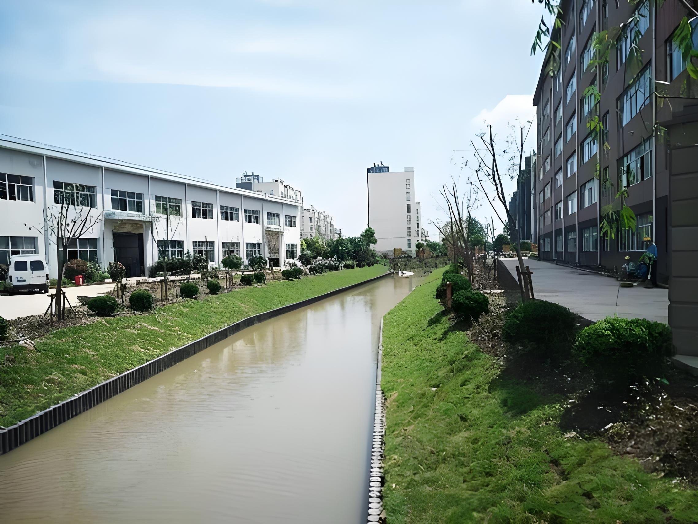 水泥仿木樁廠家泓樺錦嘉 - 河道仿木樁的規(guī)格怎么根據(jù)河道寬度選？